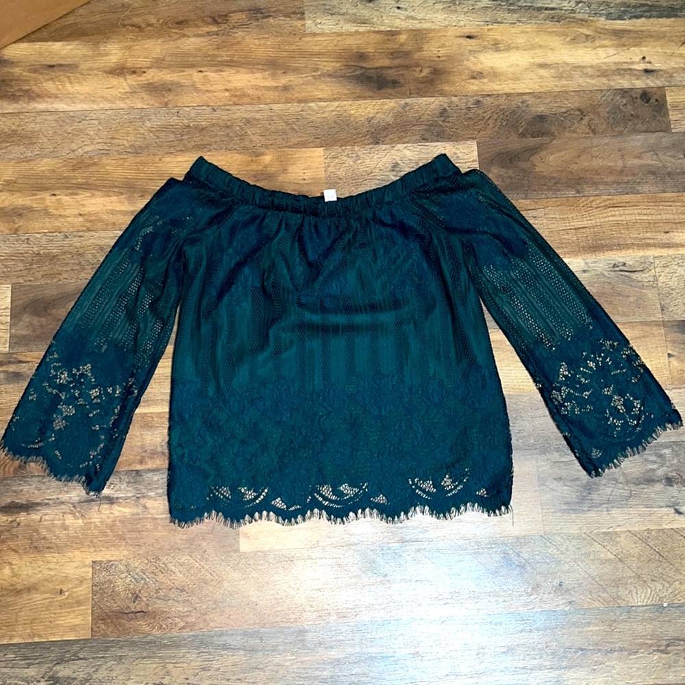 Off the shoulder blouse▪️size small